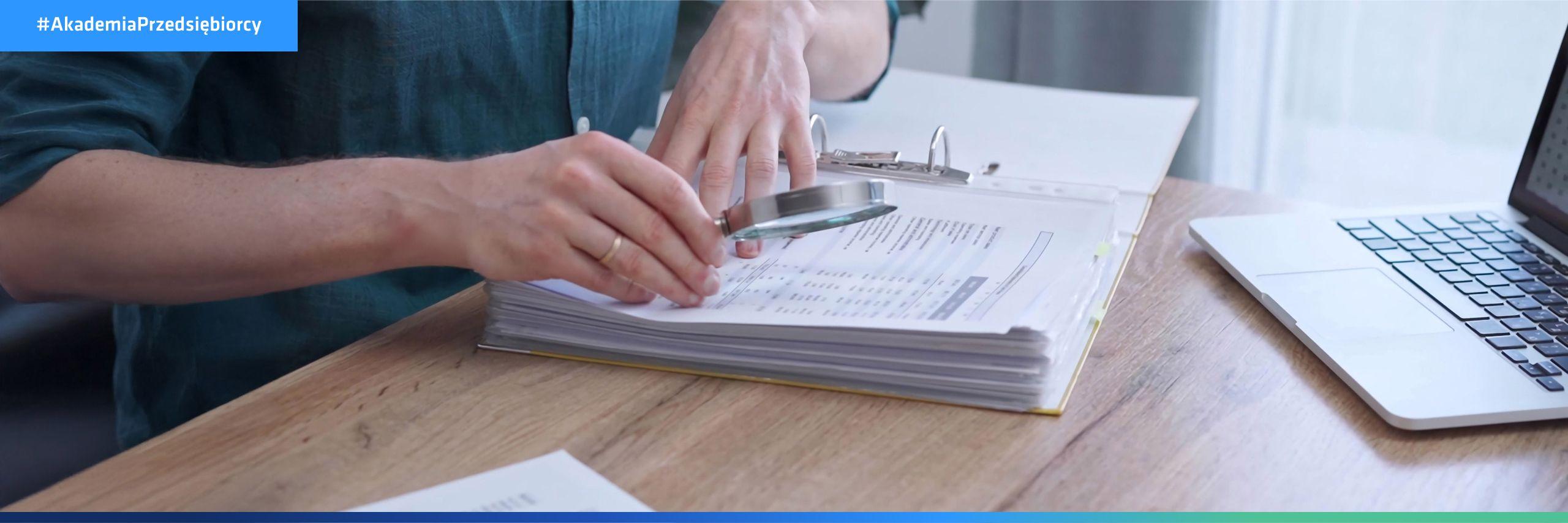 Program księgowy online: mężczyzna sprawdzający dokumenty firmowe