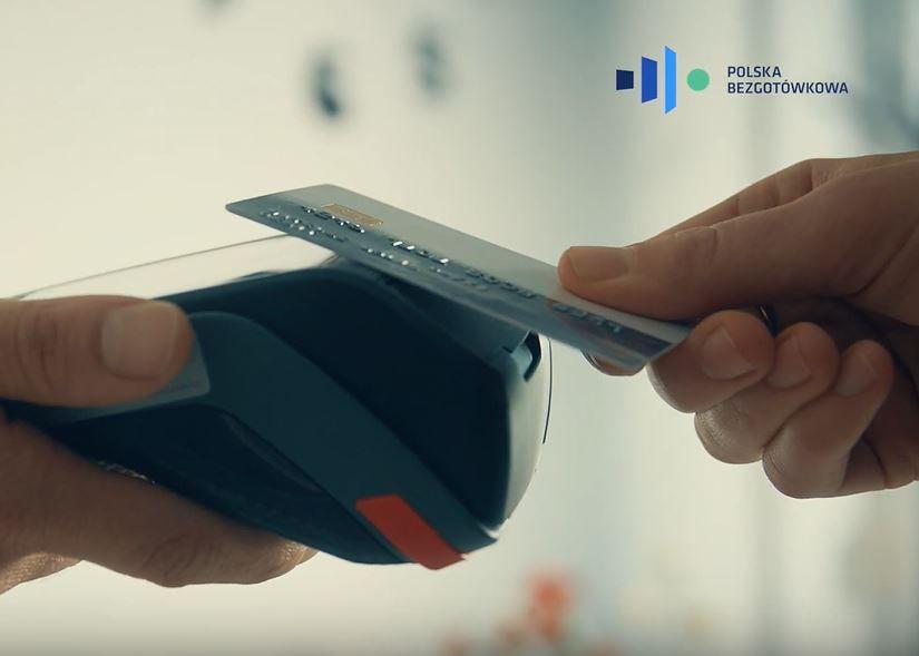 Fundacja Polska Bezgotówkowa gotowa na instalację dodatkowych terminali, wszystkie z nowym limitem 100 zł dla transakcji zbliżeniowych