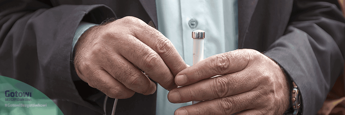 Osoba niewidoma i karta, która ułatwia życie