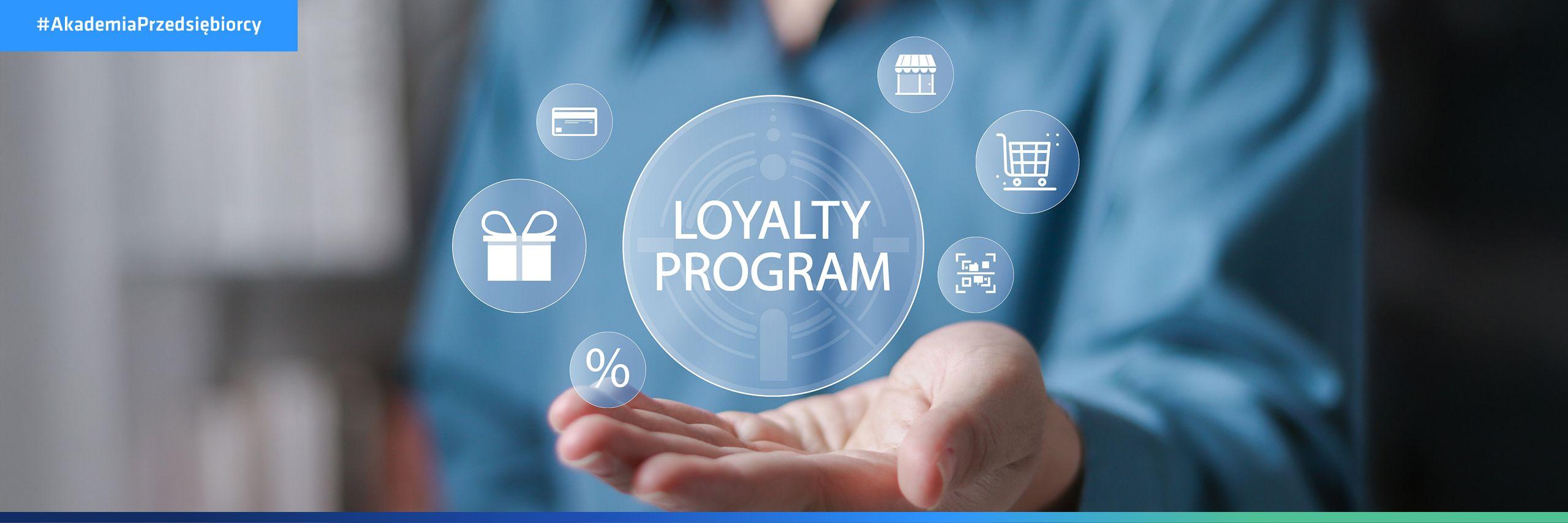 Grafika obrazująca program lojalnościowy i rabaty w hotelu oraz agroturystyce