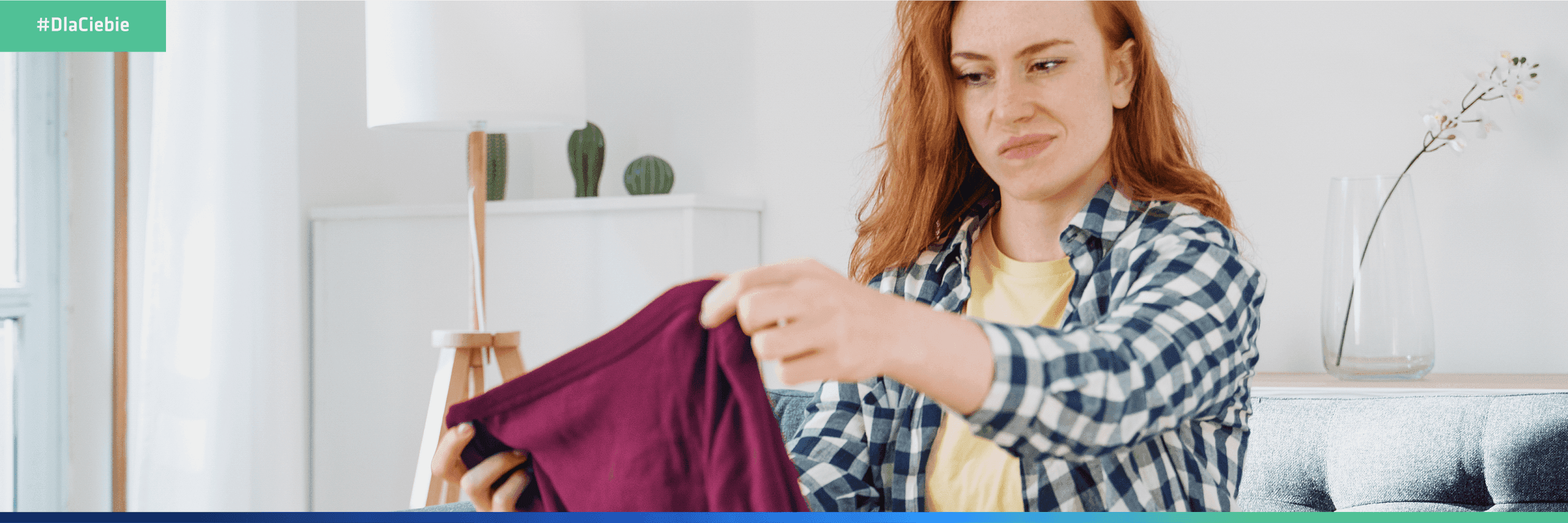 Zwrot towaru: kobieta niezadowolona z zakupu nowej bluzki