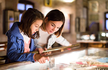 Matka i córka zwiedzające prywatne muzeum 