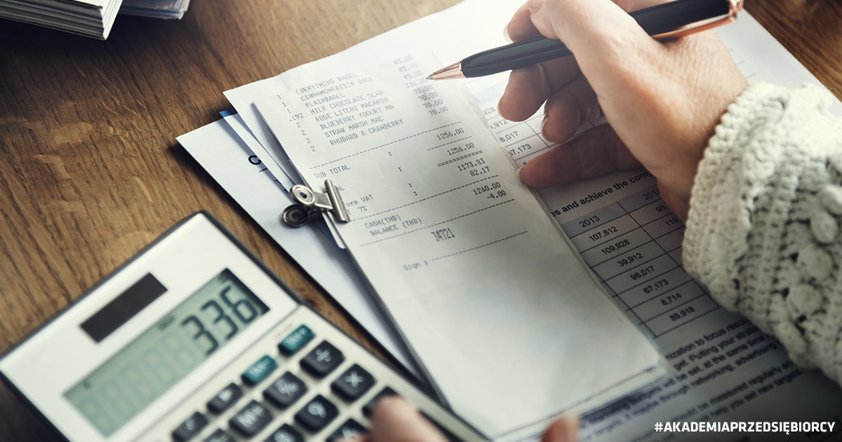 Czy warto być VAT-owcem? Kobieta oblicza na kalkulatorze wysokość podatku VAT do zapłacenia